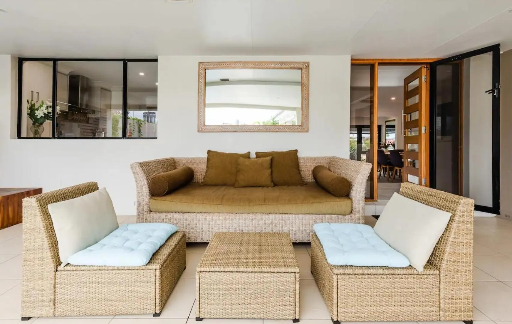 بيت للعطل Reflections Broadbeach- Heated Pool! Complete Waterfront Entertainer With Huge Deck, Pool Table And Pontoon غولد كوست أستراليا