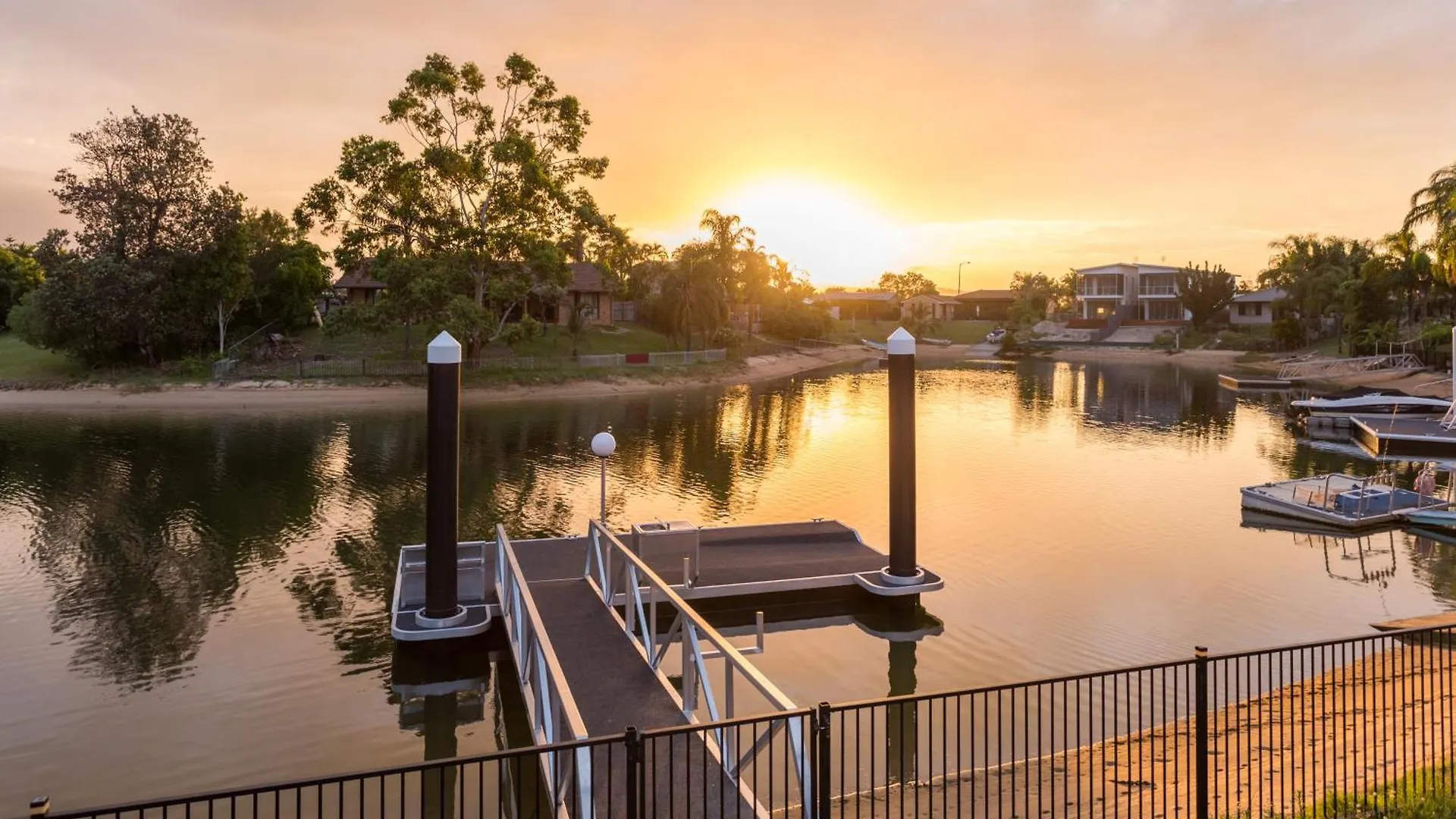 Reflections Broadbeach- Heated Pool! Complete Waterfront Entertainer With Huge Deck, Pool Table And Pontoon غولد كوست 0*,  أستراليا