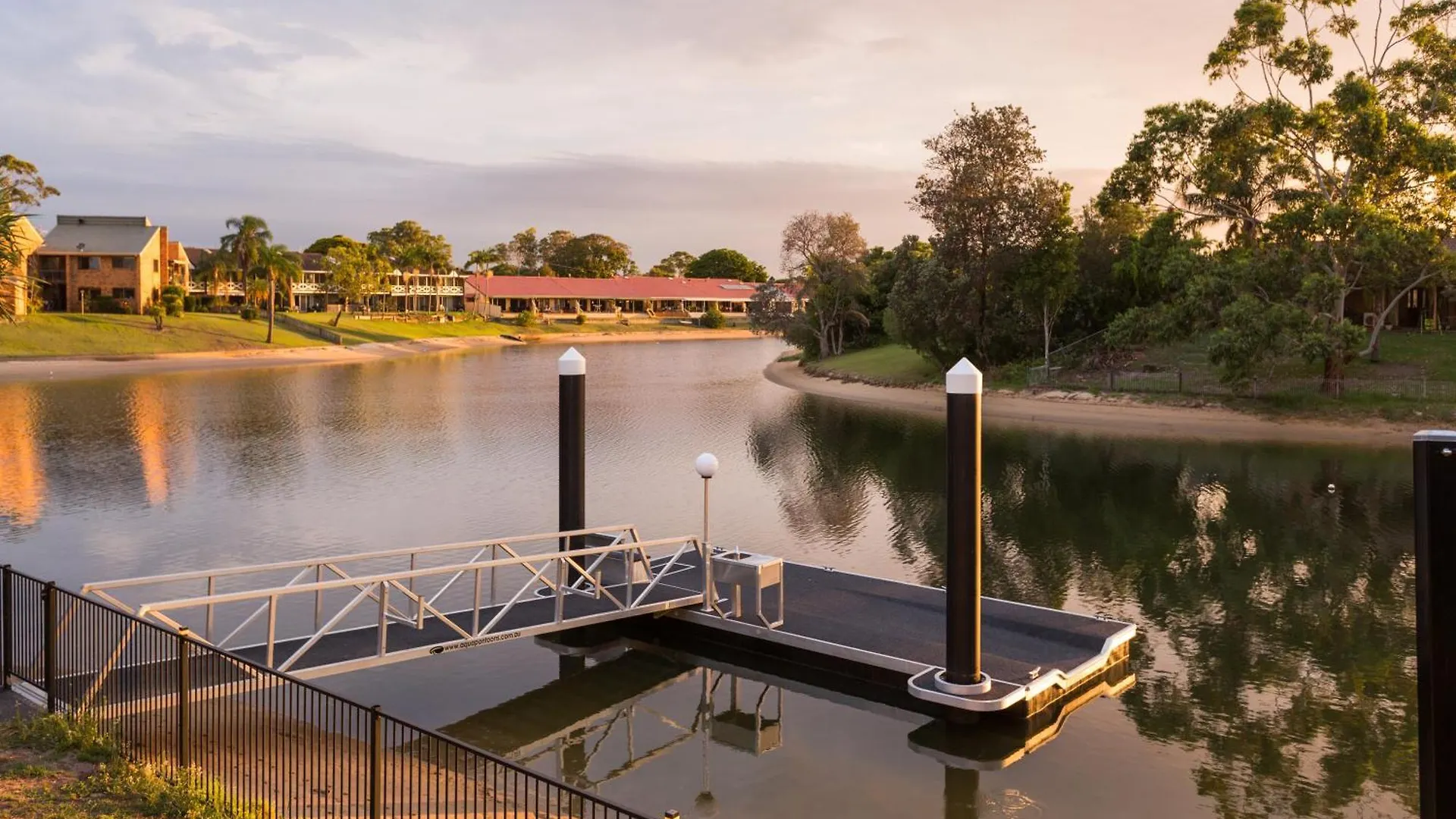 بيت للعطل Reflections Broadbeach- Heated Pool! Complete Waterfront Entertainer With Huge Deck, Pool Table And Pontoon غولد كوست أستراليا
