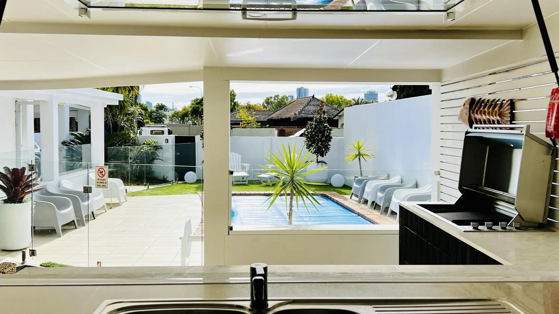 بيت للعطل Reflections Broadbeach- Heated Pool! Complete Waterfront Entertainer With Huge Deck, Pool Table And Pontoon غولد كوست