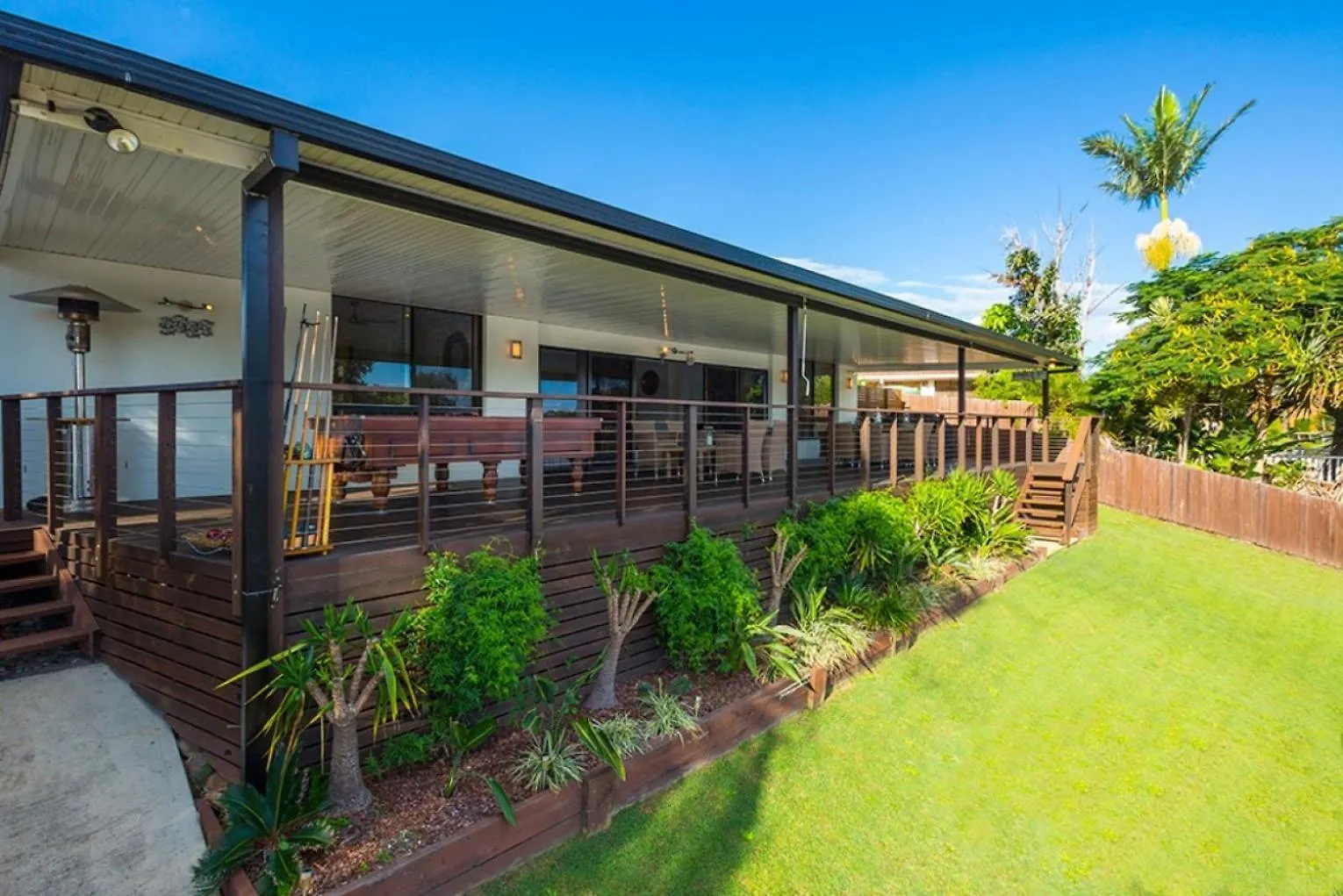 Reflections Broadbeach- Heated Pool! Complete Waterfront Entertainer With Huge Deck, Pool Table And Pontoon Gold Coast Holiday home