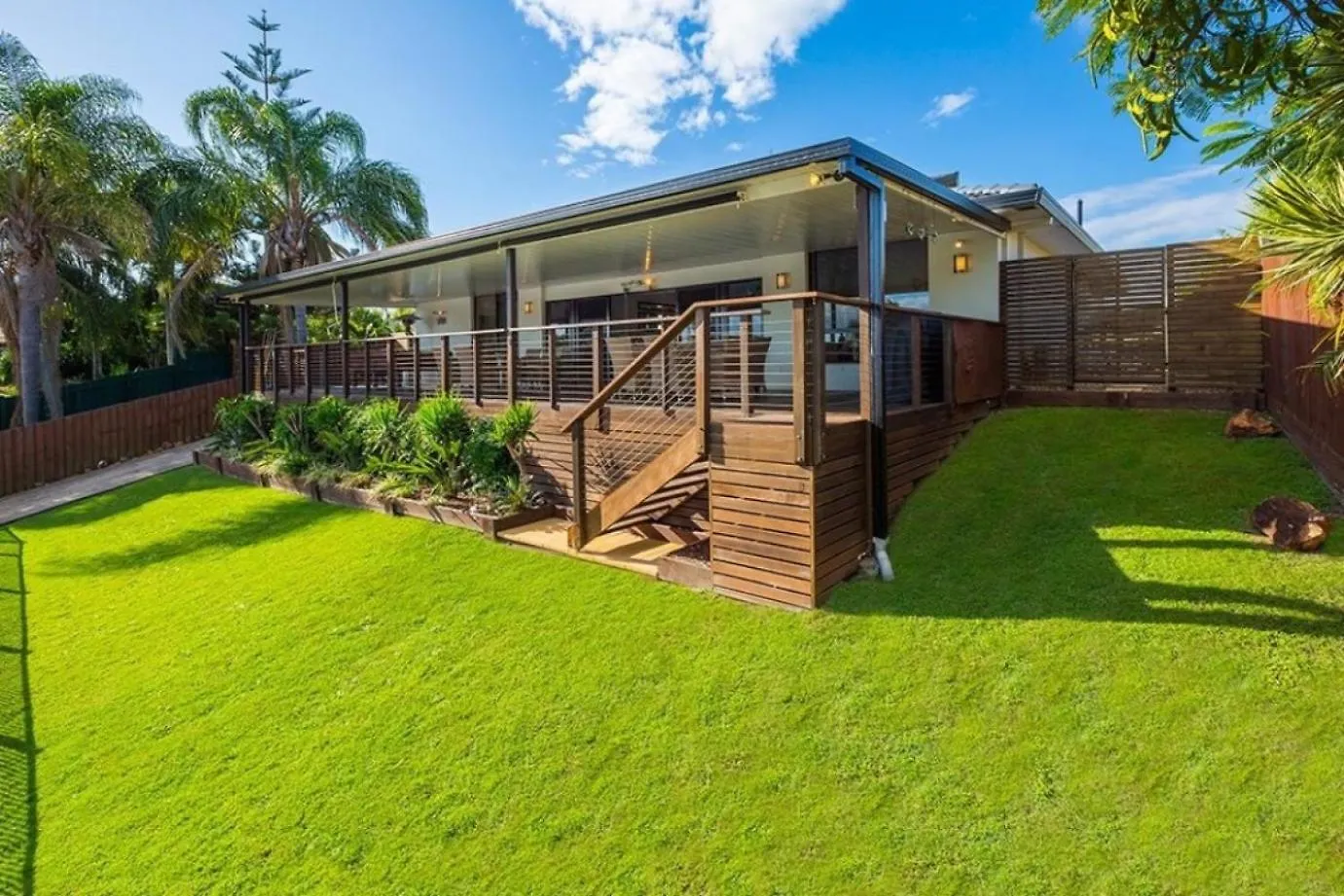 Reflections Broadbeach- Heated Pool! Complete Waterfront Entertainer With Huge Deck, Pool Table And Pontoon Gold Coast Holiday home