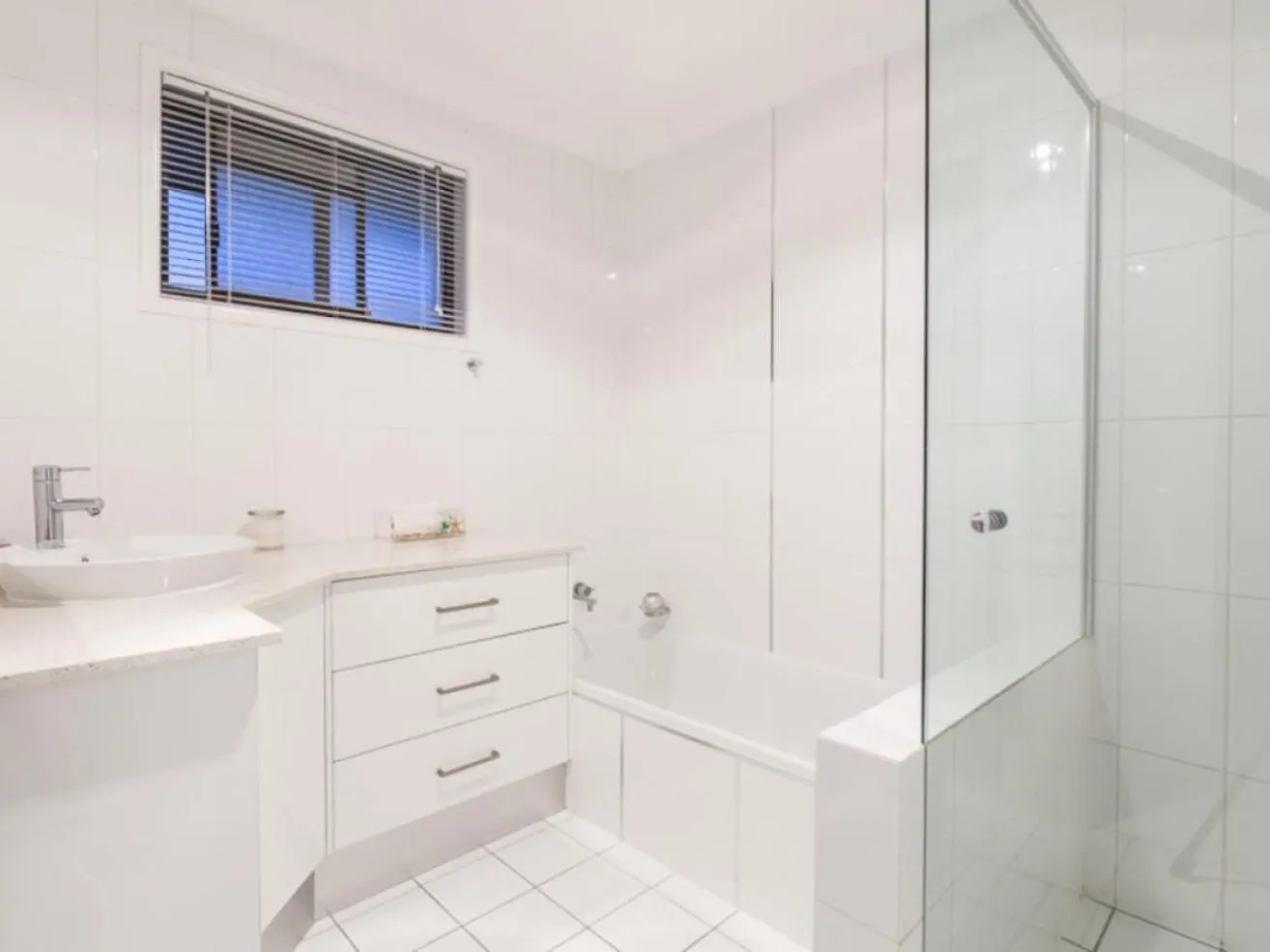 Reflections Broadbeach- Heated Pool! Complete Waterfront Entertainer With Huge Deck, Pool Table And Pontoon Gold Coast Holiday home