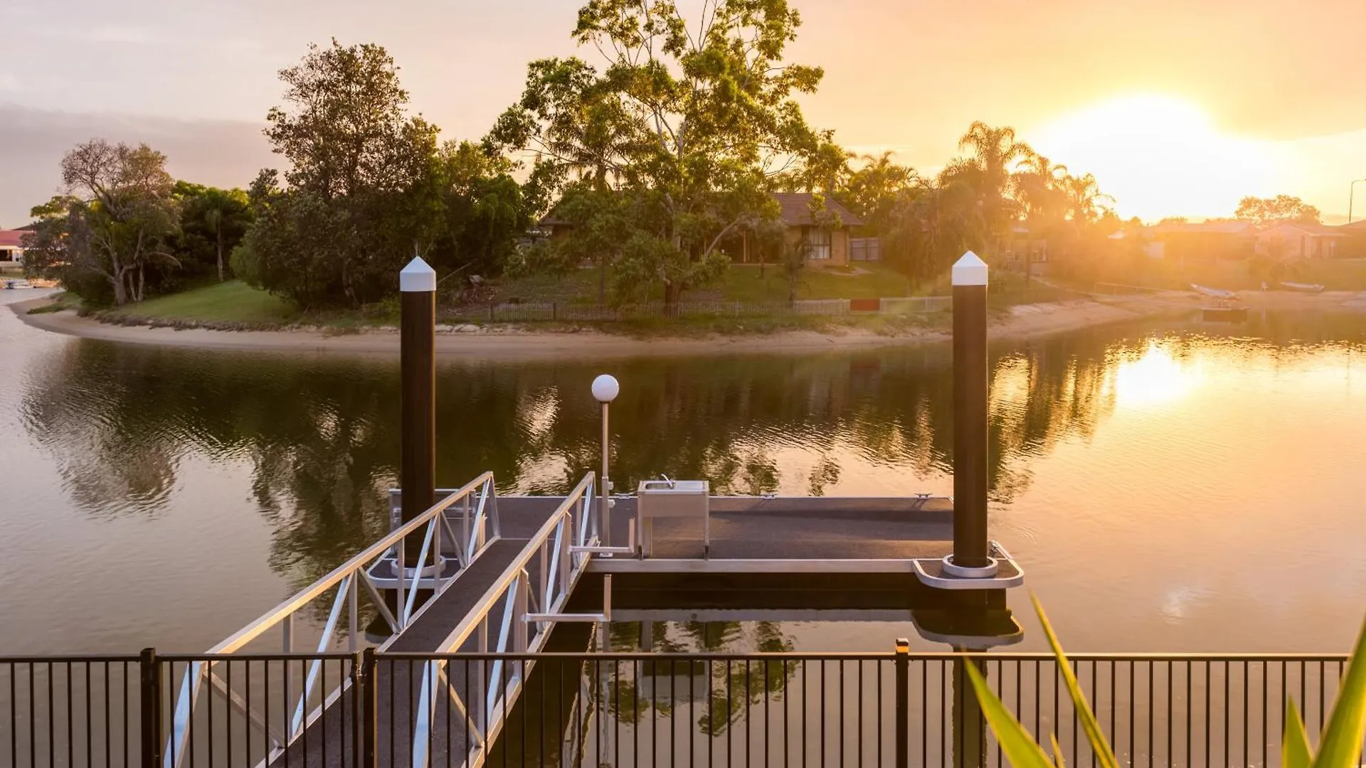 Reflections Broadbeach- Heated Pool! Complete Waterfront Entertainer With Huge Deck, Pool Table And Pontoon Gold Coast Holiday home